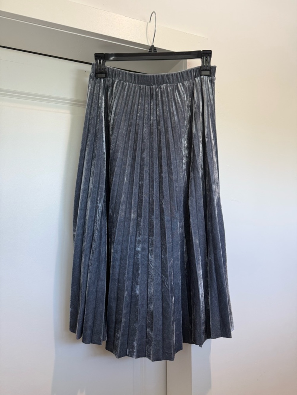 Soprano Pleated Velvet Midi Skirt - Charcoal Gray